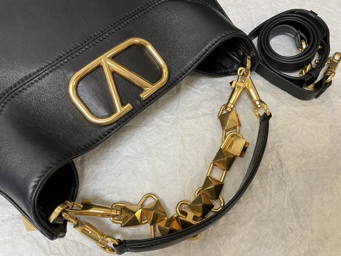 Va1e*ntin0 garavani studsign-28*22*7cm