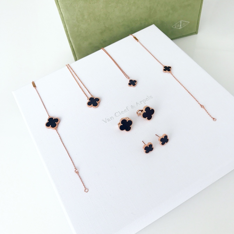 V*N CL*F &arpels earring