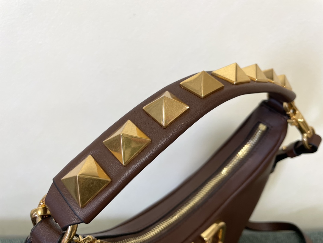 Va1e*ntin0 garavani studsign-26*30*7cm