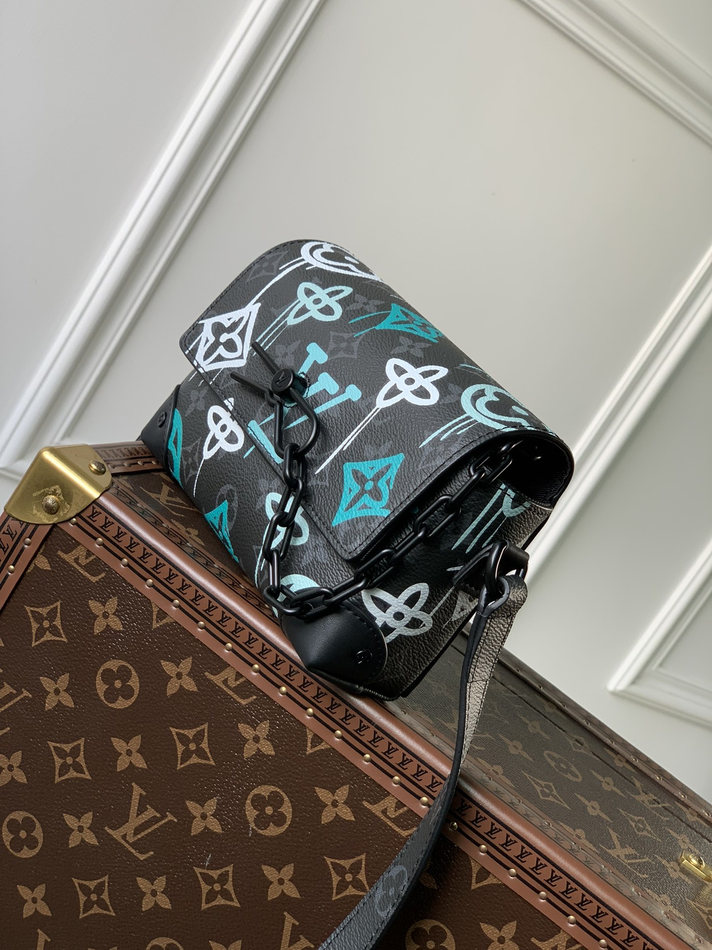 l0*is V*t0nsteamer bag-18x 11x 6.5cm