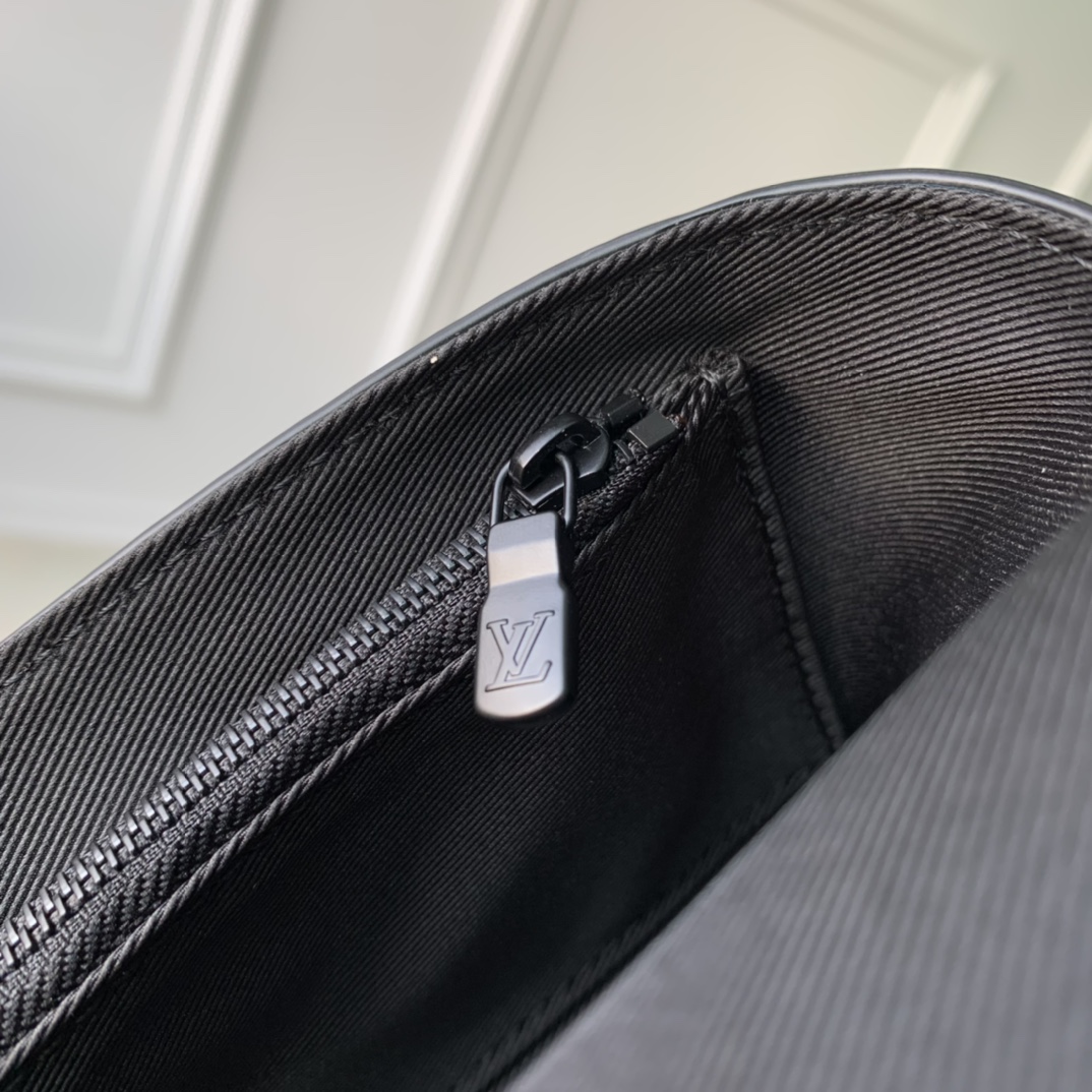 l0*is V*t0nsteamer bag-18x 11x 6.5cm