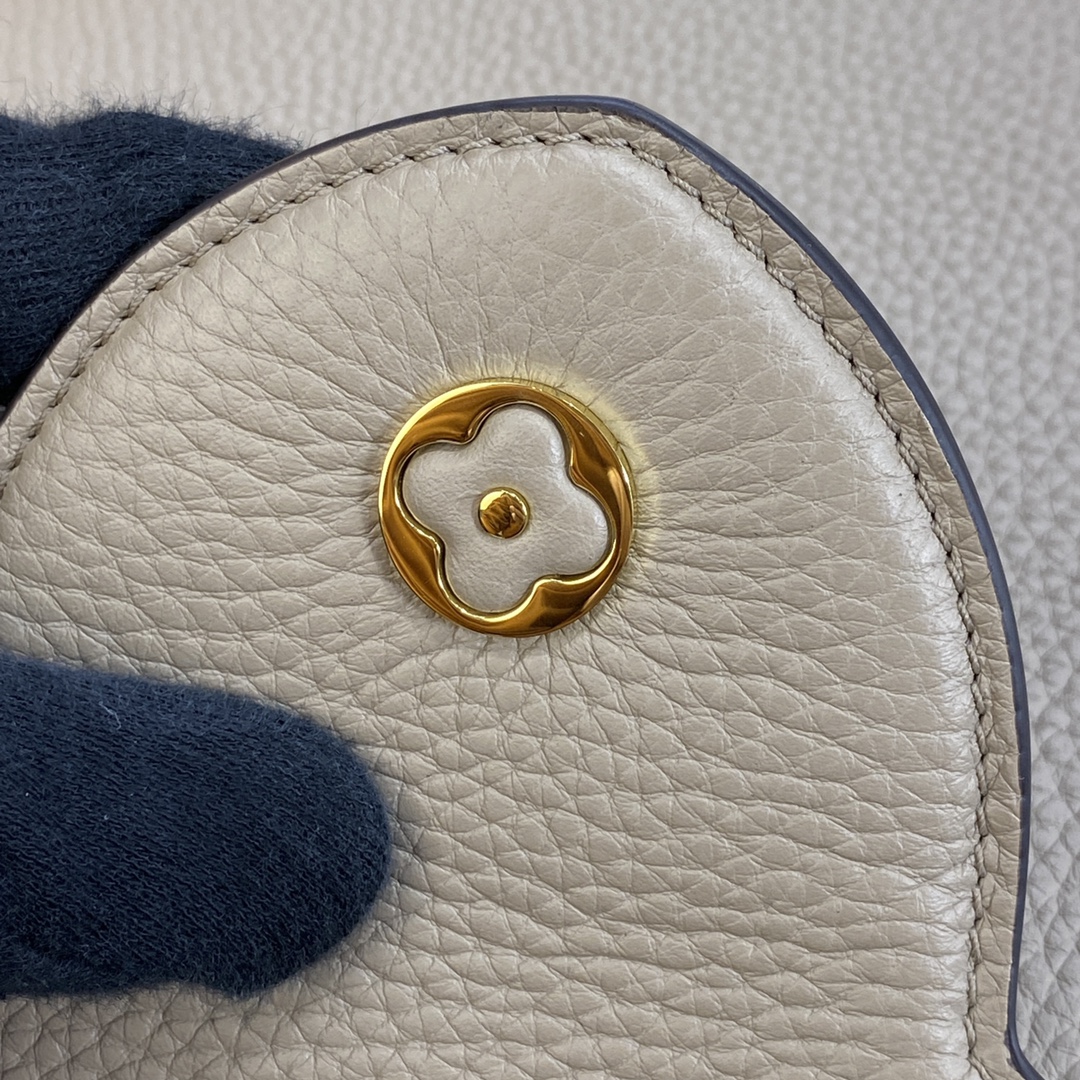 l0*is V*t0n capucines handlebag