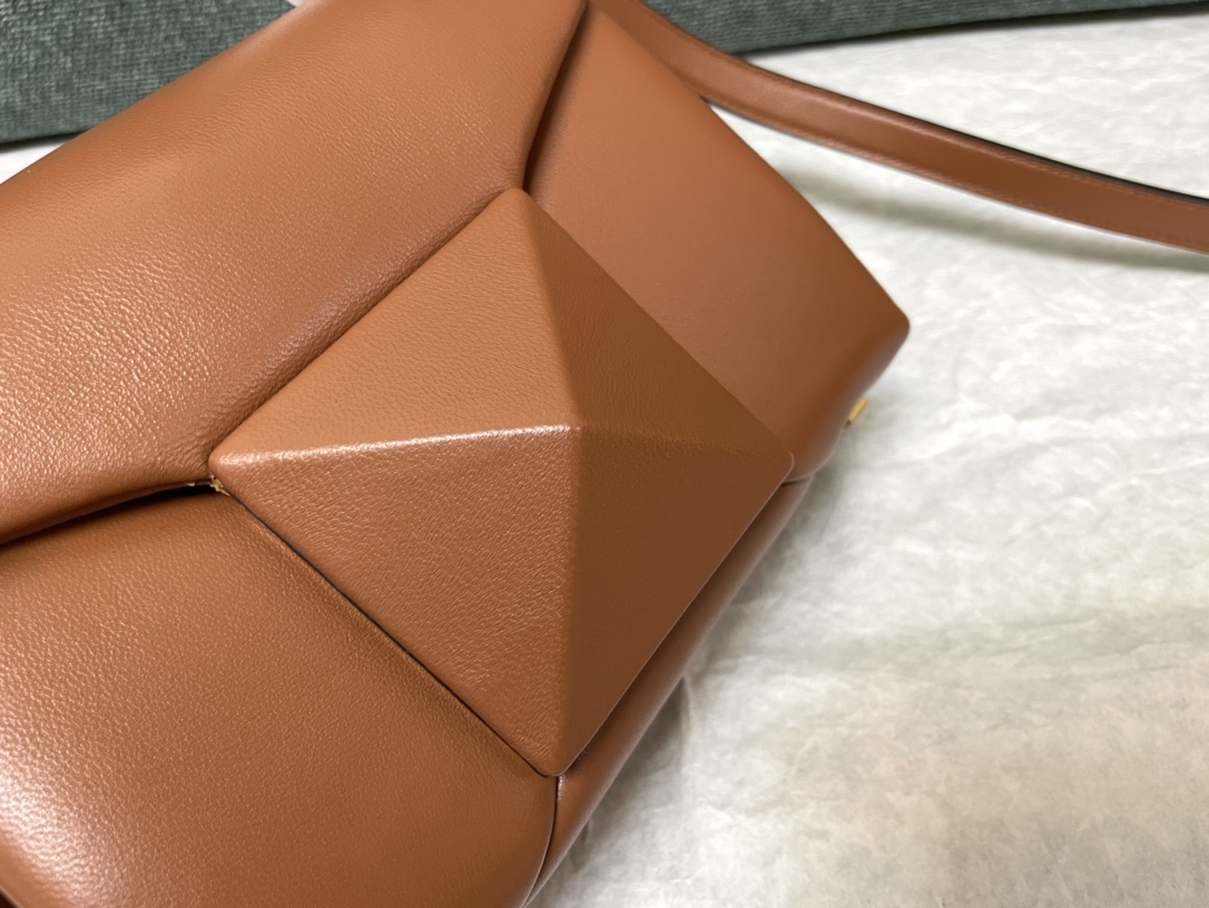 valentin0 Va1e*ntin0 one stud-20x13x8.5cm