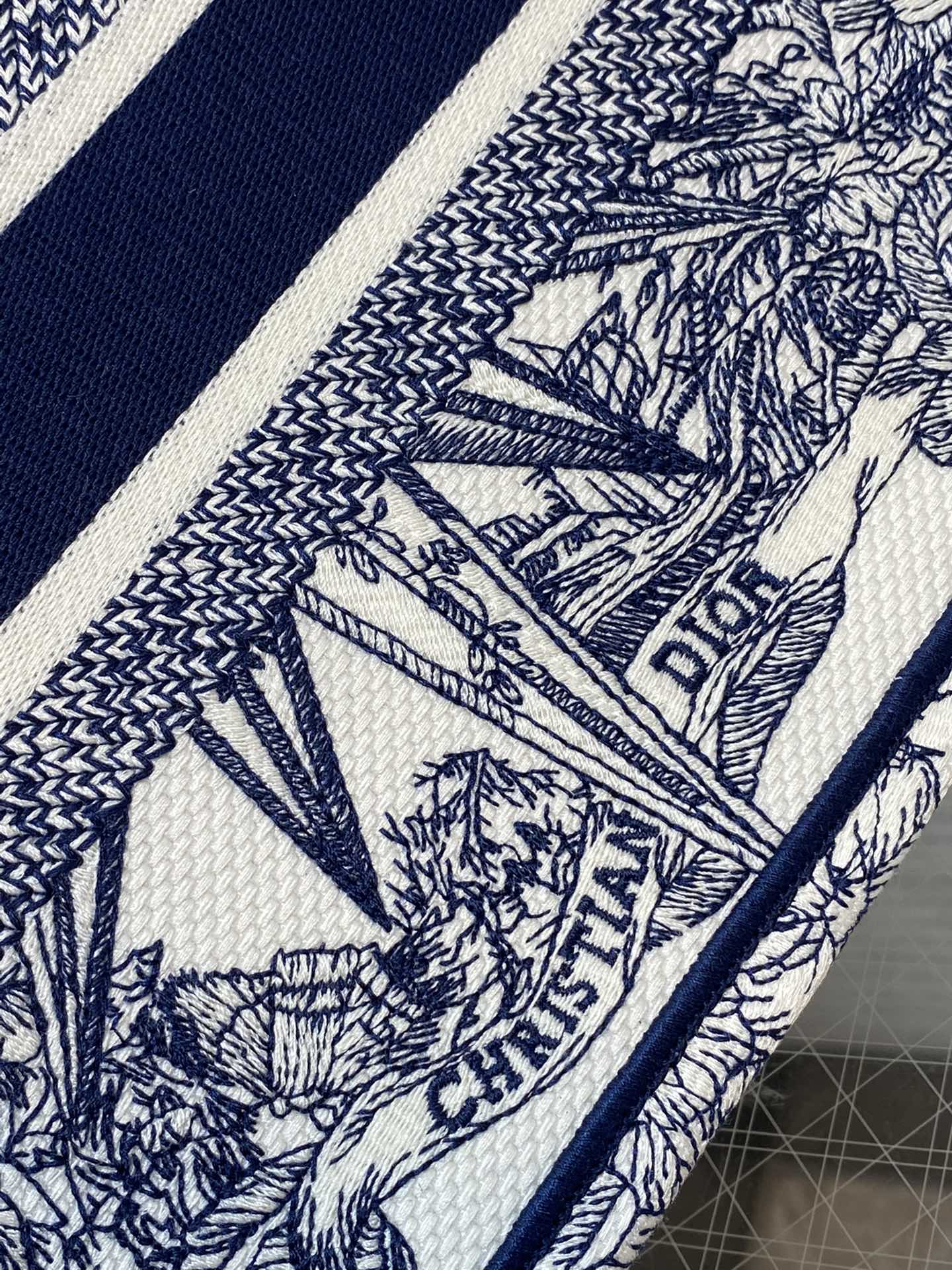 D*or small book tote-26*8*22cm