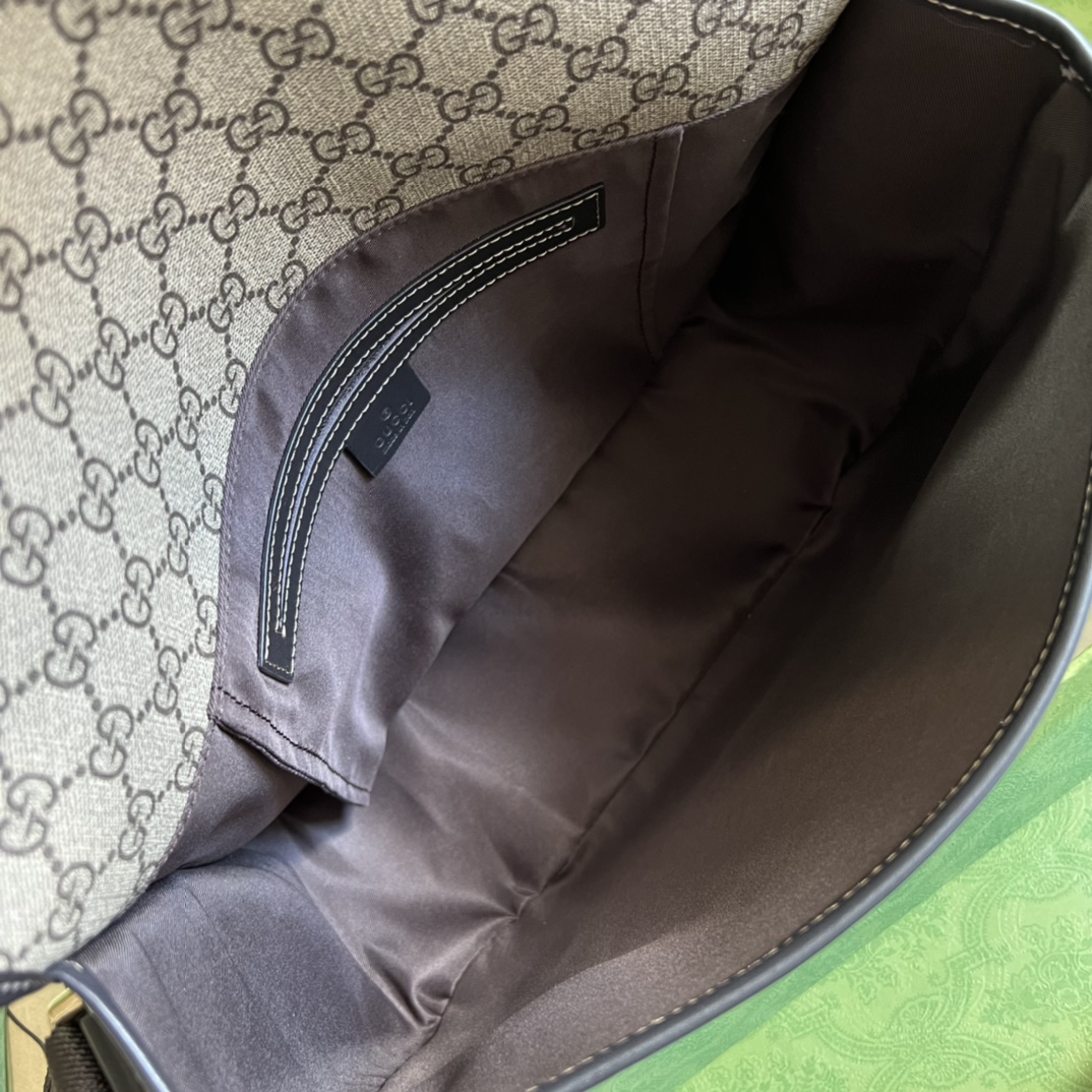 G*u*i messenger bag-33x 22x 11cm