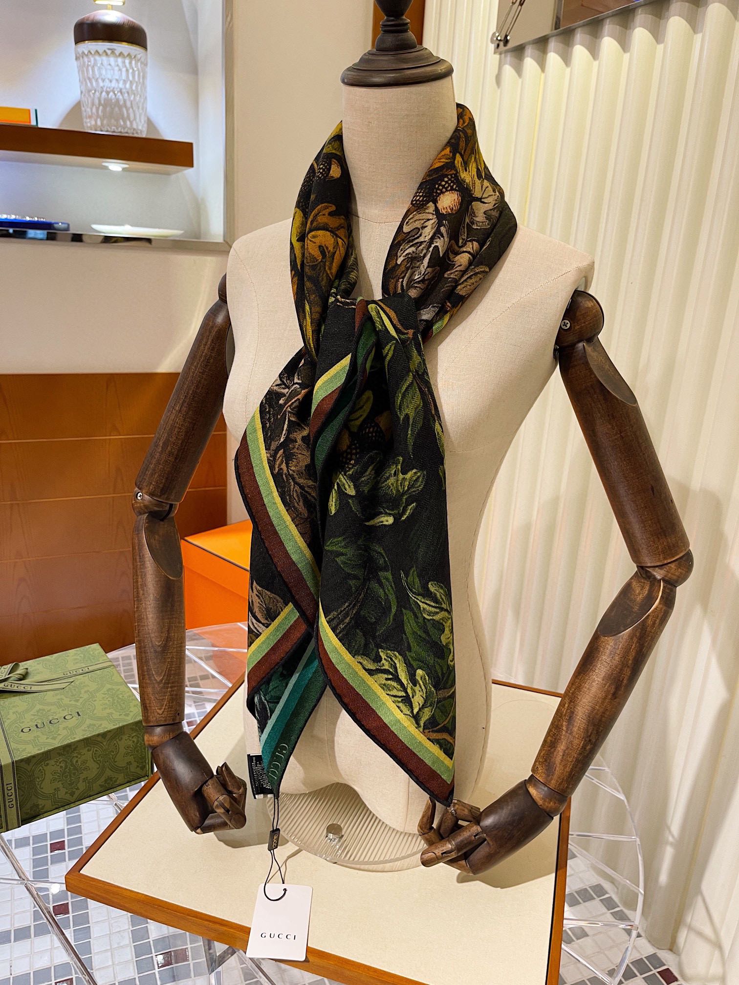 G*u*i shawls-110*110cm