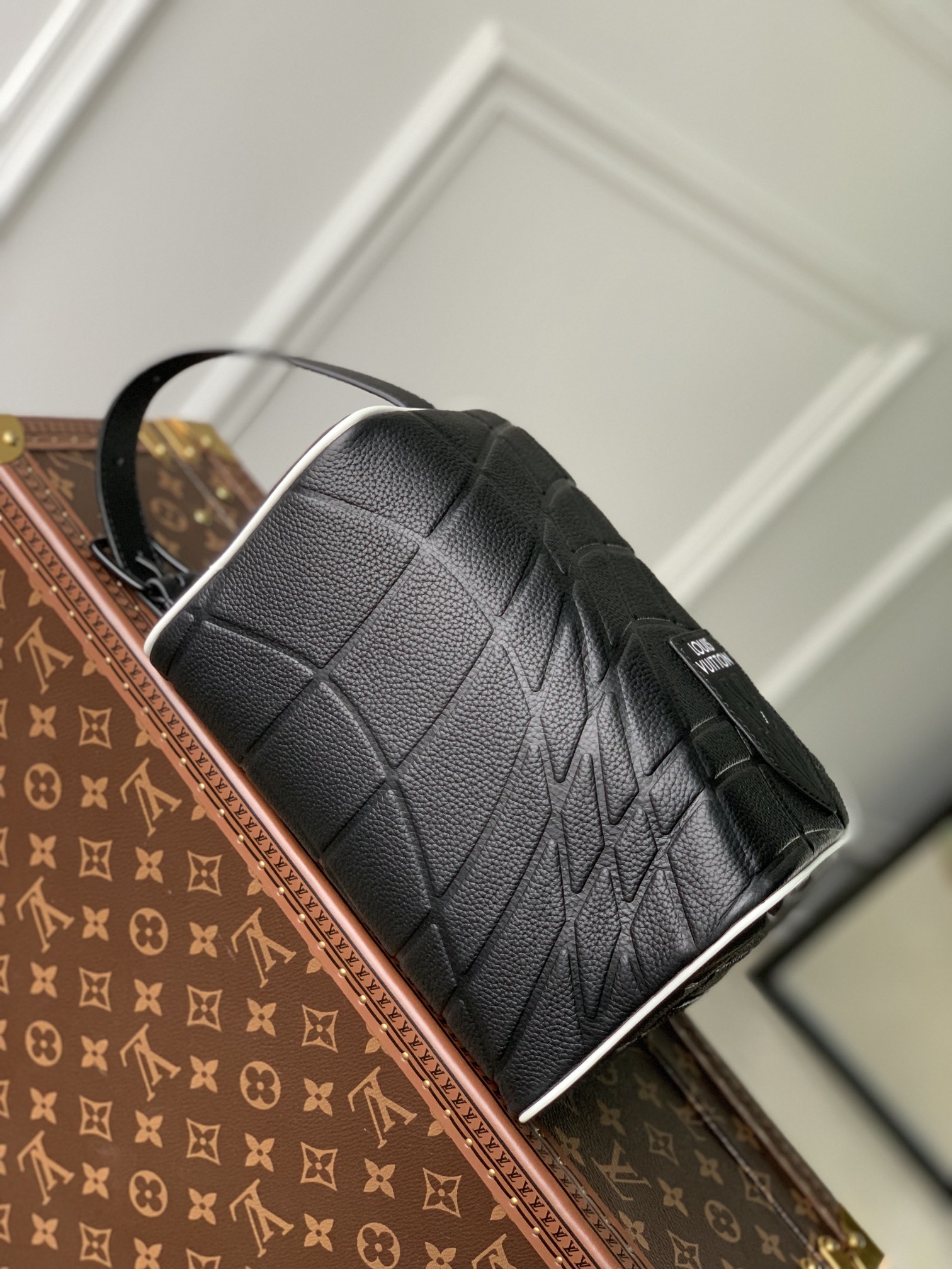 l0*is V*t0n cloakroom dopp kit pouch-15 x 24 x 15cm