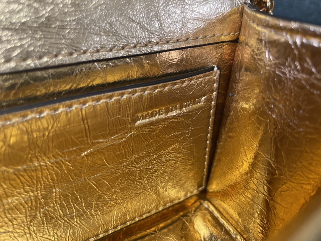 Va1e*ntin0 garavani mini loc-20x 11x5cm