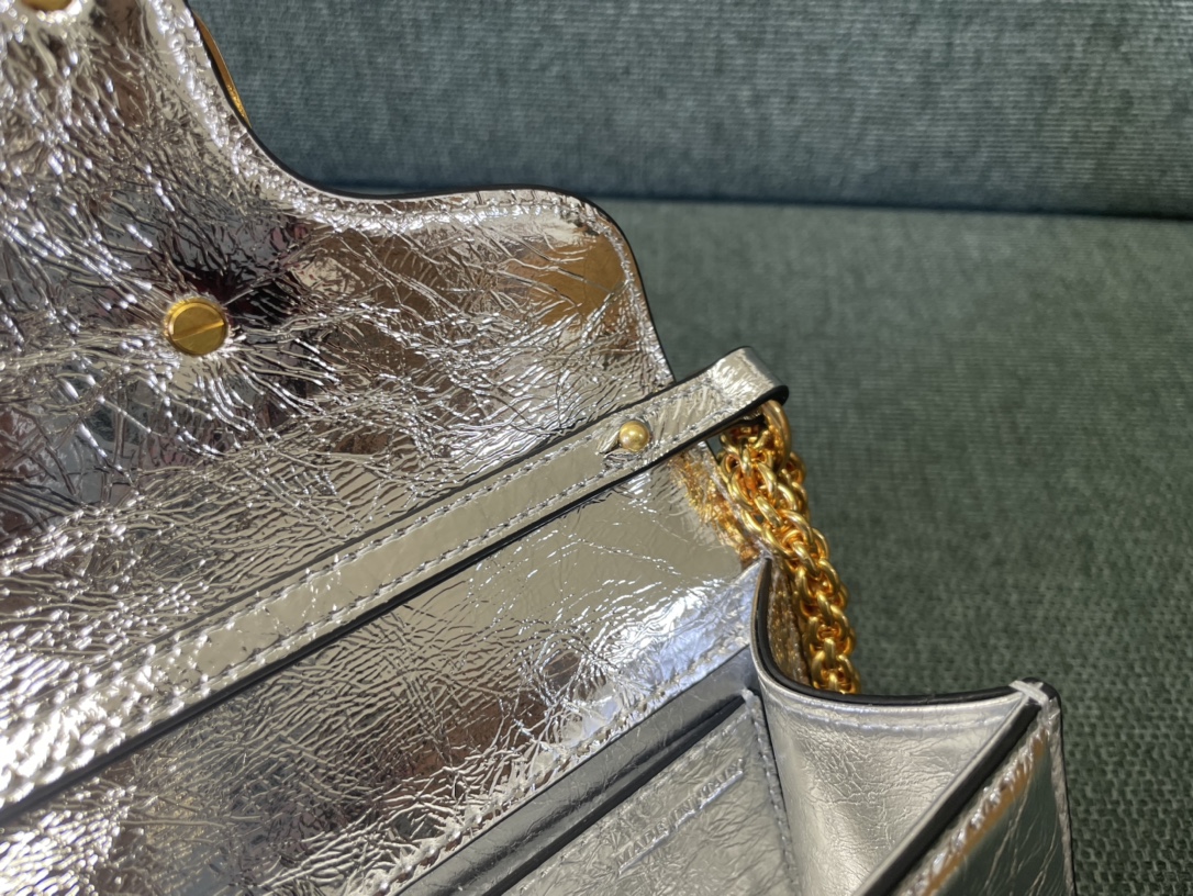 Va1e*ntin0 garavani mini loc-20x 11x5cm