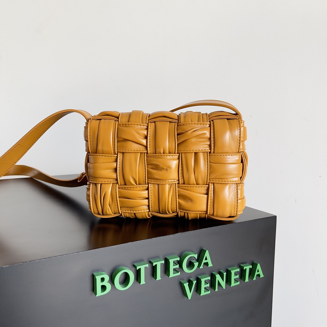 bo*te*ga Ve*ne*ta cassette bag-19*4*12cm