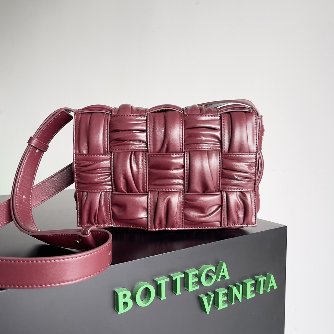 bo*te*ga Ve*ne*ta cassette bag-19*4*12cm