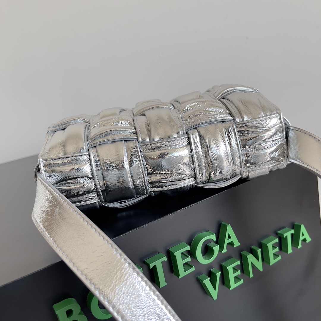 bo*te*ga Ve*ne*ta cassette bag-19*4*12cm