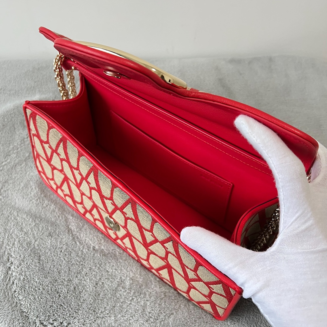 Va1e*ntin0 garavani loc-27*13*6cm