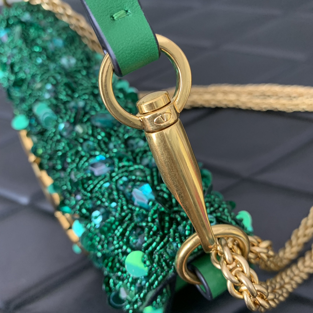 Va1e*ntin0 garavani mini loc-19✖️10.5✖️5cm