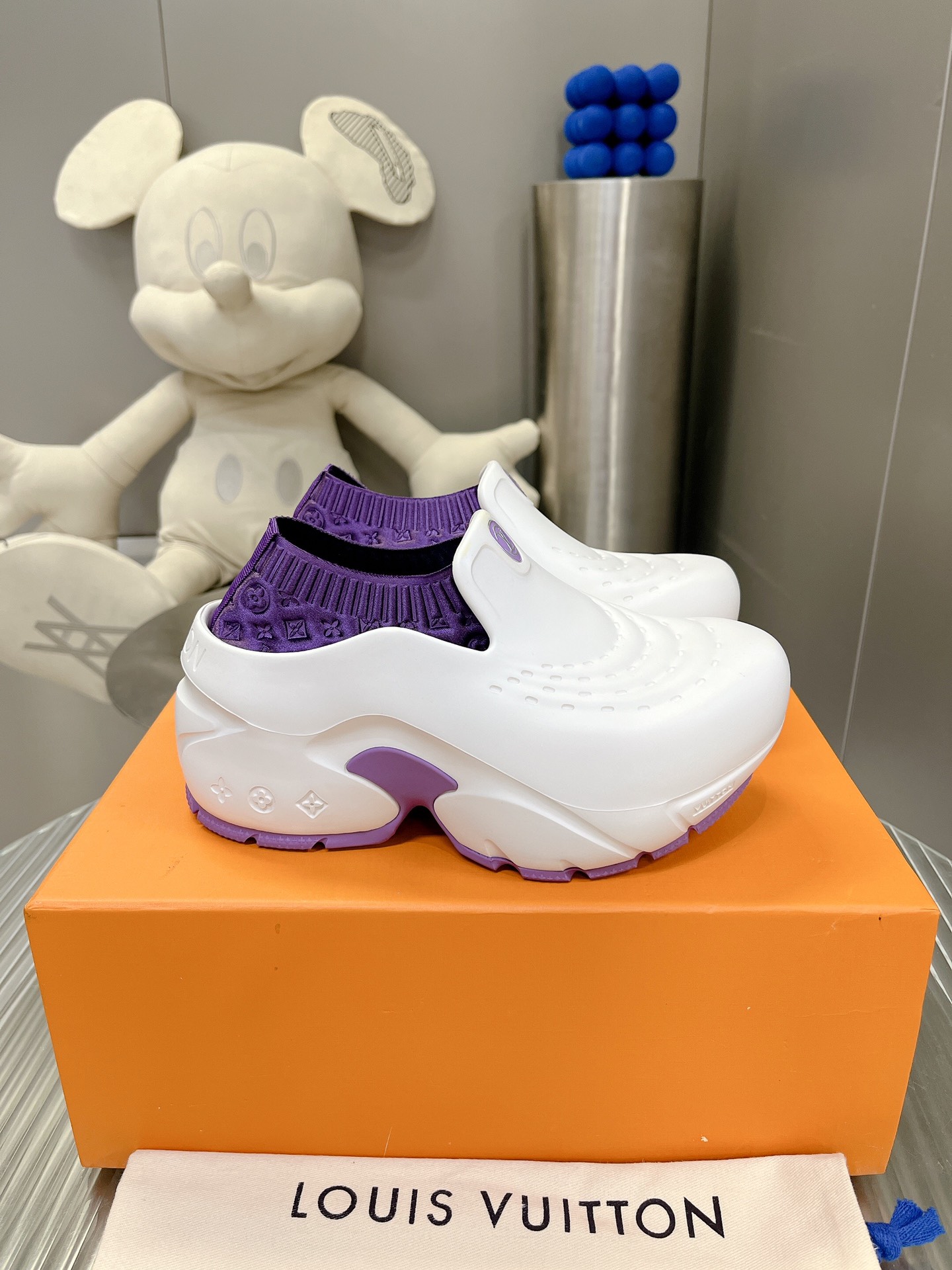 l0*is V*t0n shark clog slippers(eu35-40)