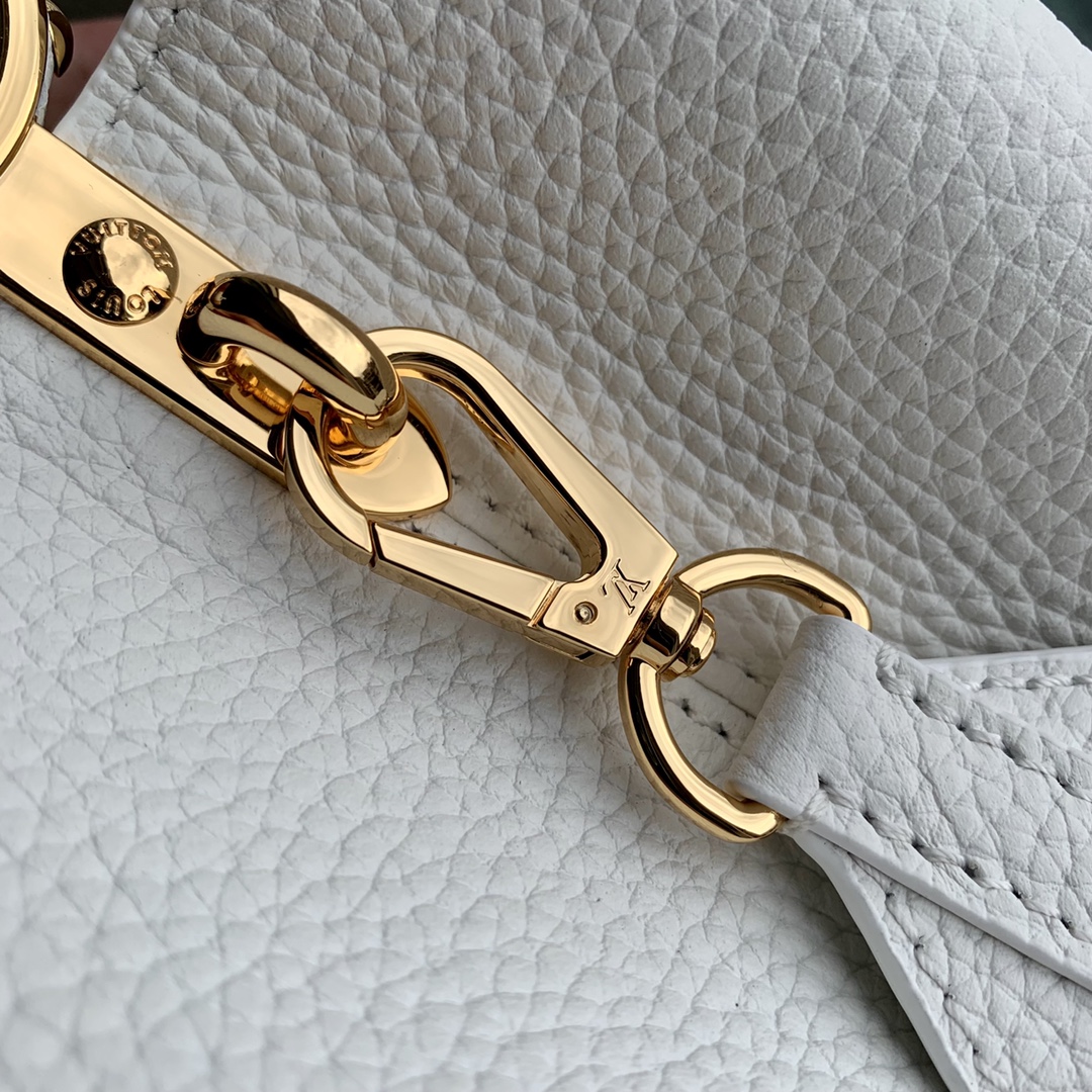 l0*is V*t0n capucines handlebag