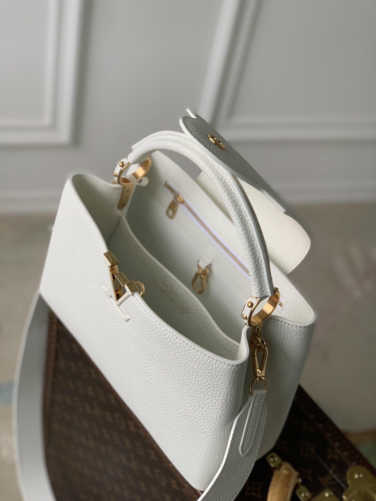 l0*is V*t0n capucines handlebag