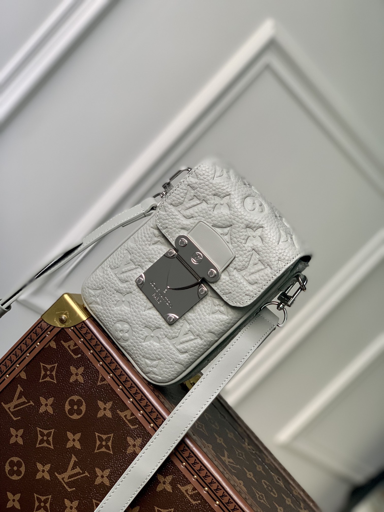 l0*is V*t0n s-lock vertical wearable handbag-12*19*7cm