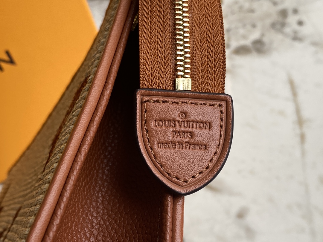 l0*is V*t0n pouch-25x 20 x 5.5cm