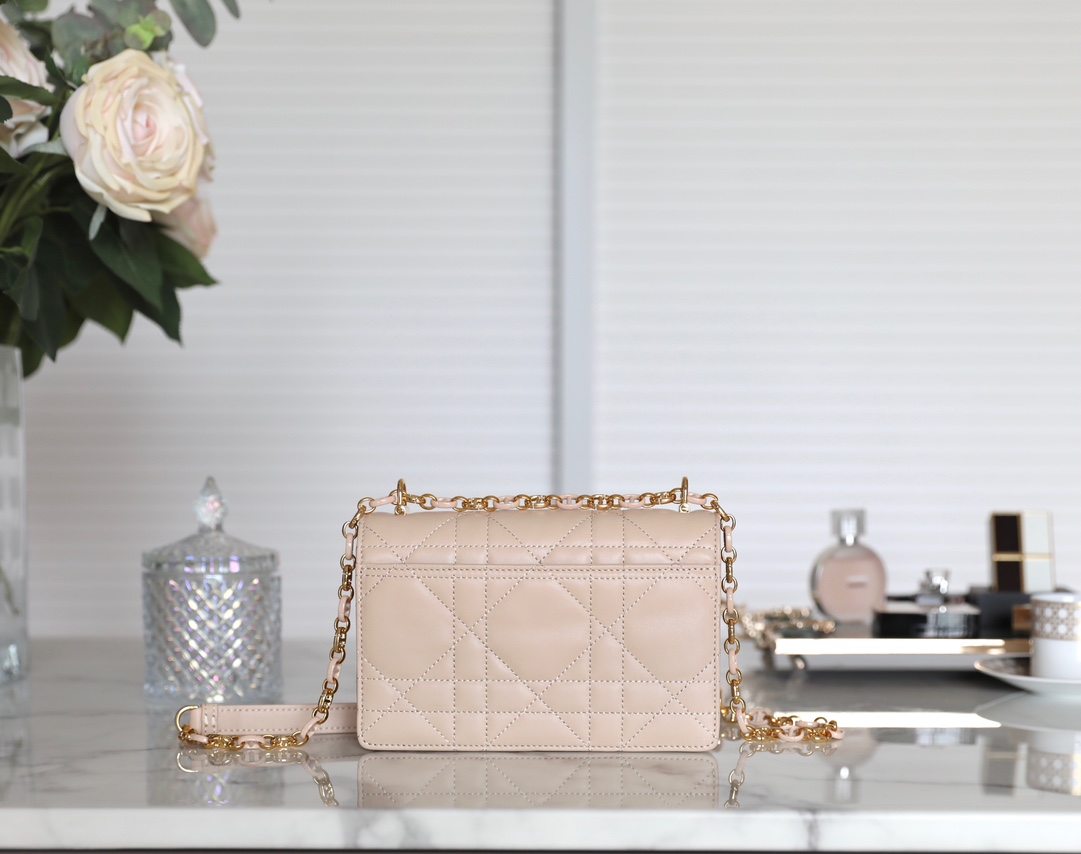 D*or caro bag- 19 x 13 x 5.5cm