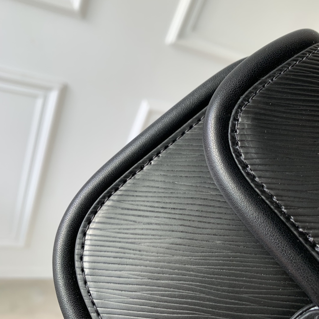 l0*is V*t0n hide & seek bag-21 x 15 x 8cm