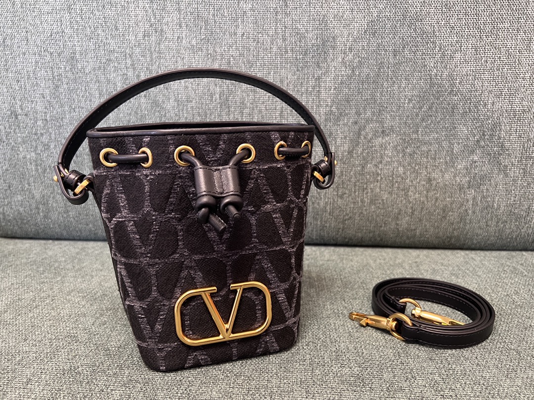 Va1e*ntin0 garavanivlogo signature bag-12*18*10cm
