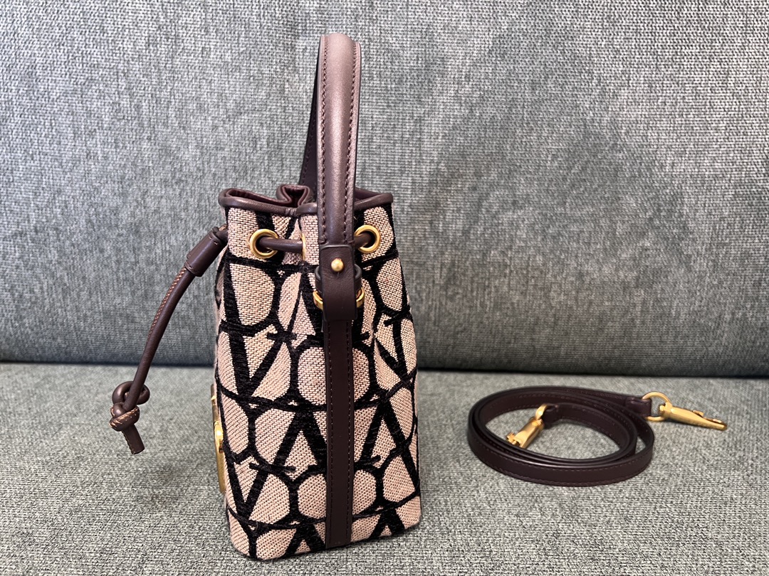 Va1e*ntin0 garavanivlogo signature bag-12*18*10cm