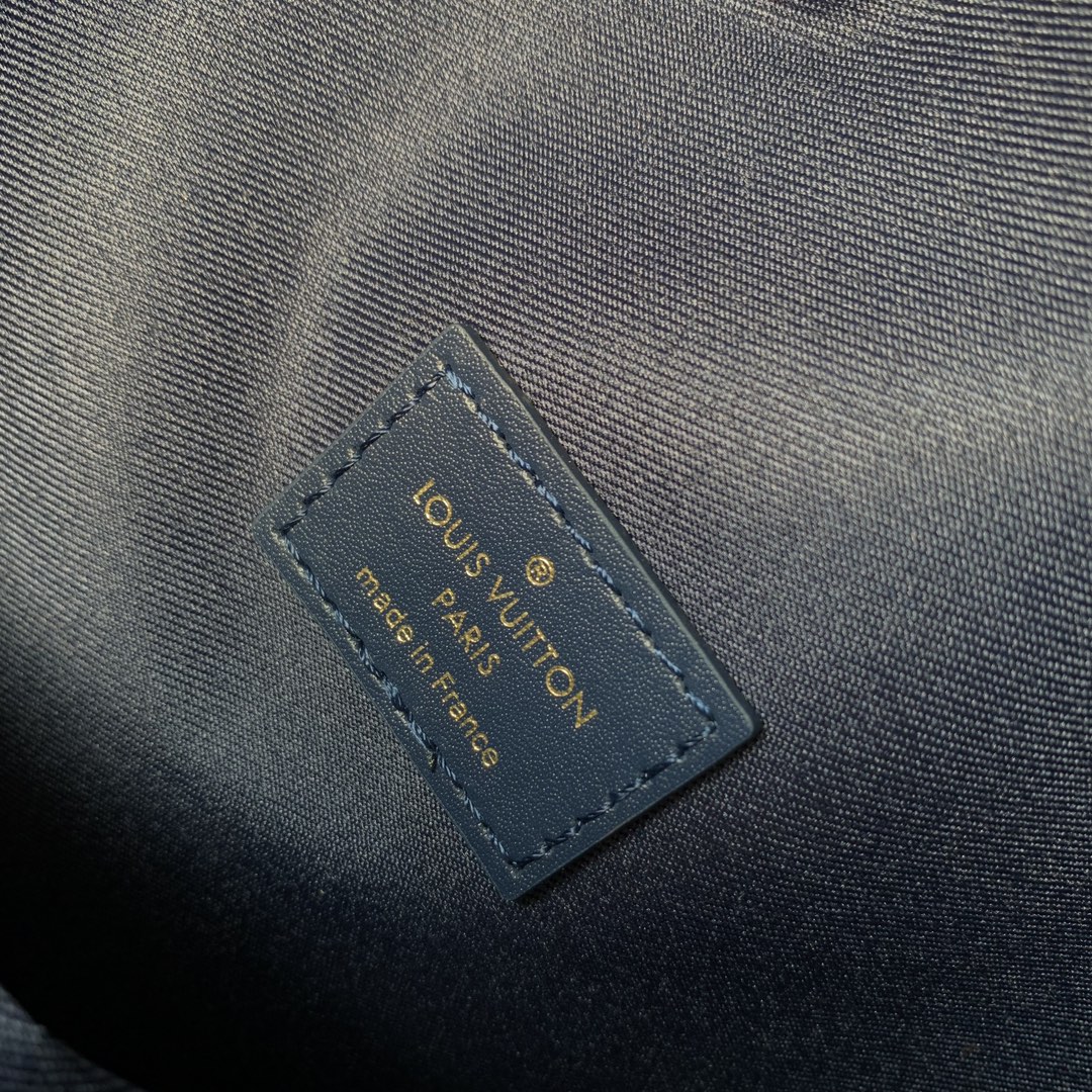 l0*is V*t0n discovery backpack-29*38*20cm