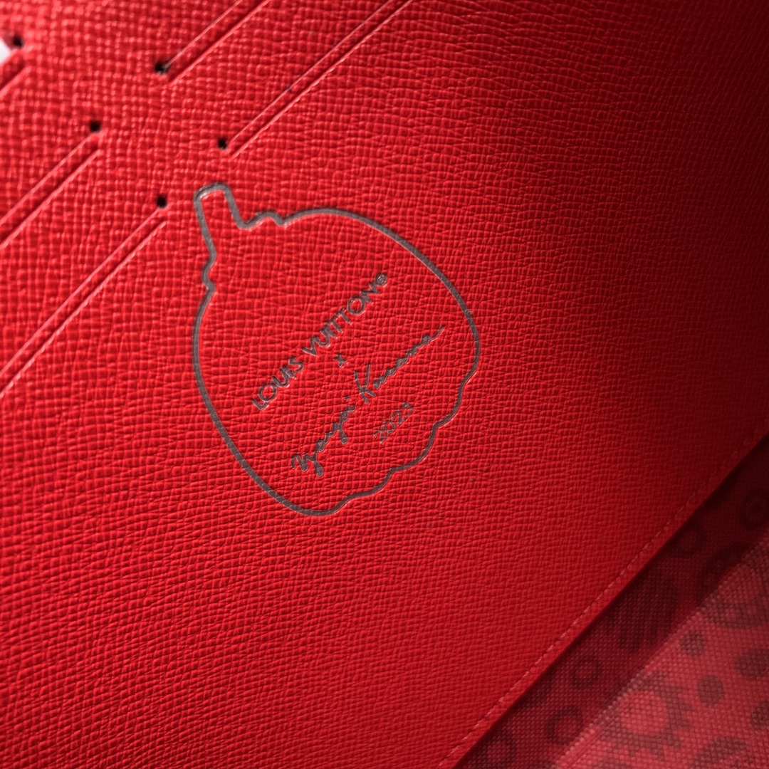 l0*is V*t0n x yk toiletry pouch on chain - 25 x 20 x 5.5 cm