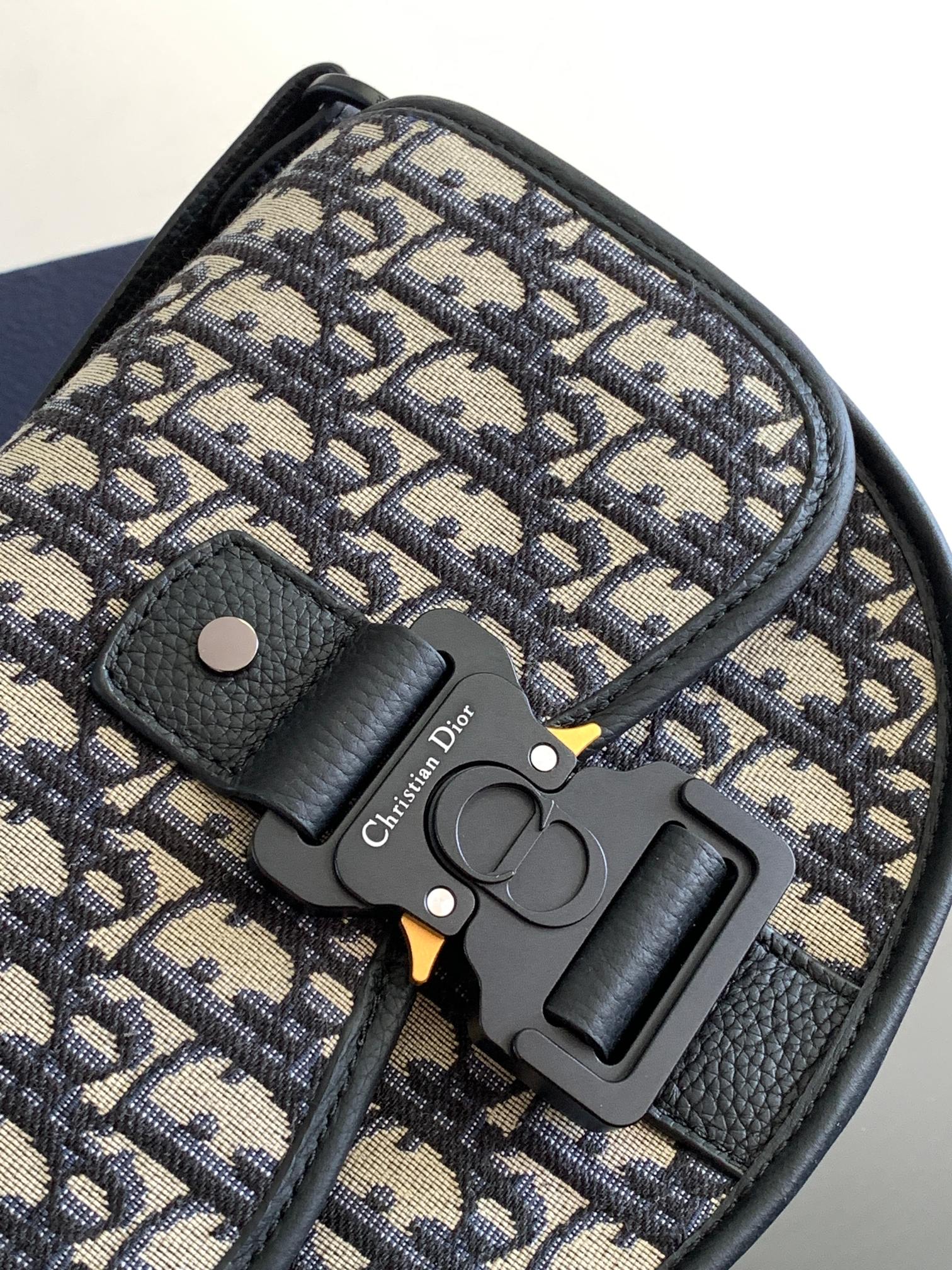 D*or gallop messenger bag-20.5 x 16 x 5cm