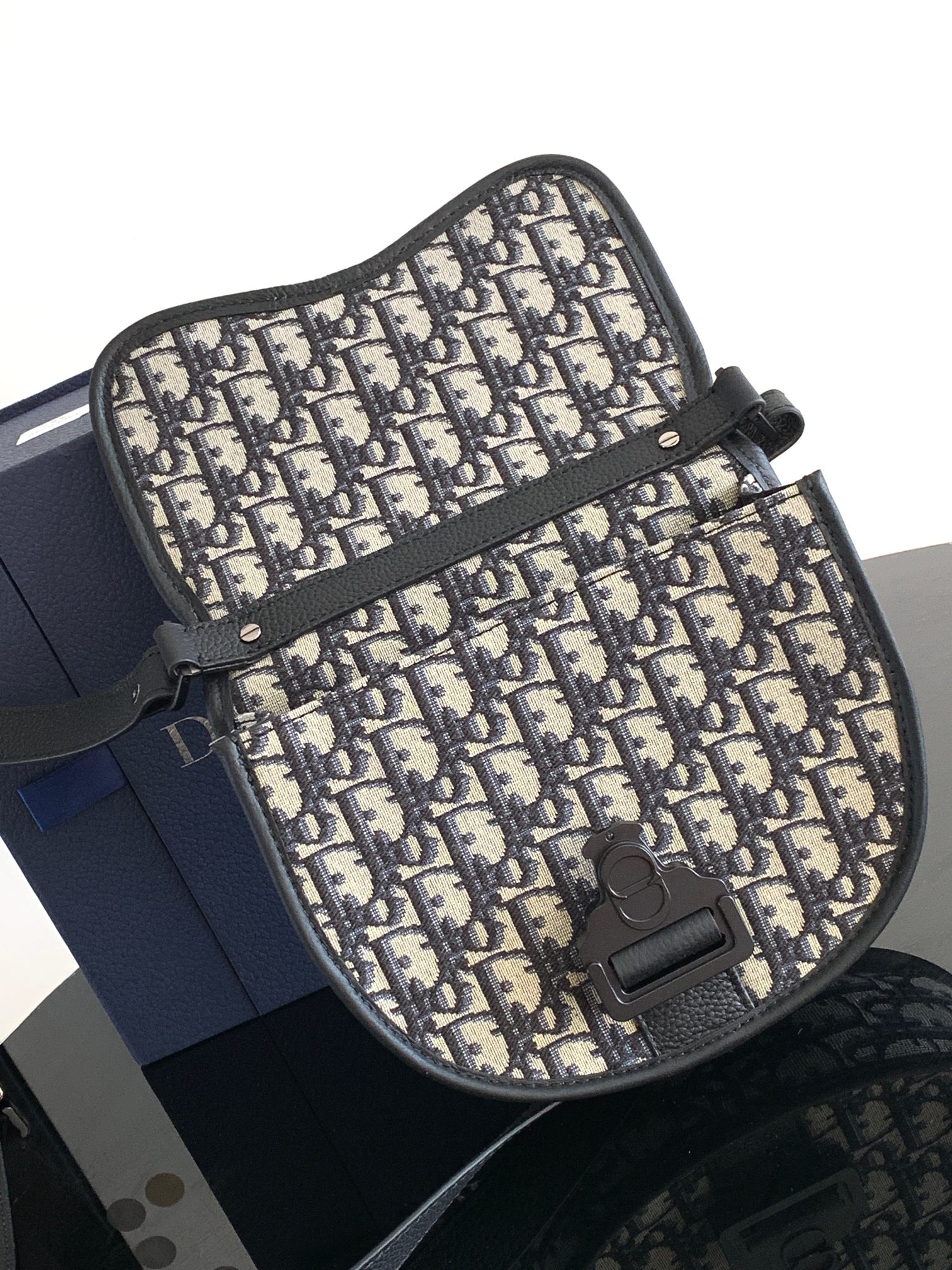 D*or gallop messenger bag-20.5 x 16 x 5cm