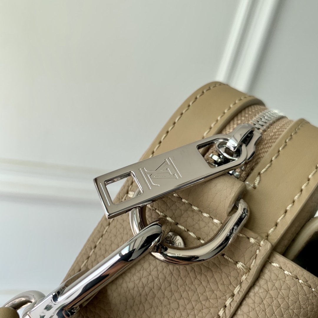 l0*is V*t0n fastline messenger bag-23.5 x 18 x 7cm