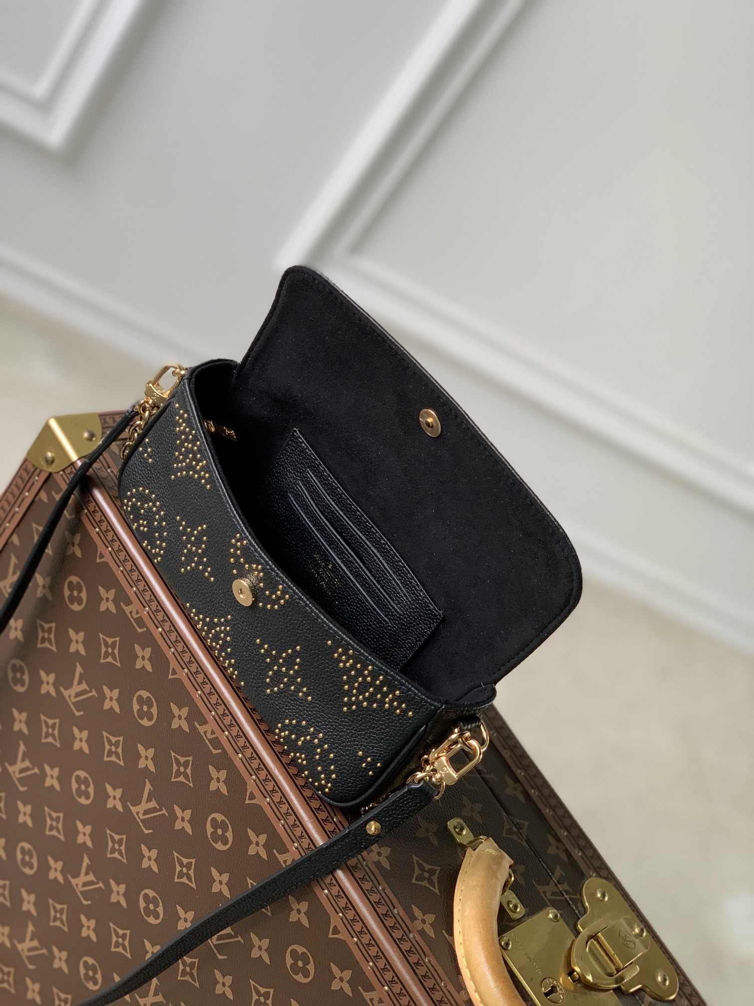 l0*is V*t0n wallet on chain ivy-23.5 x 12.0 x 4.3 cm