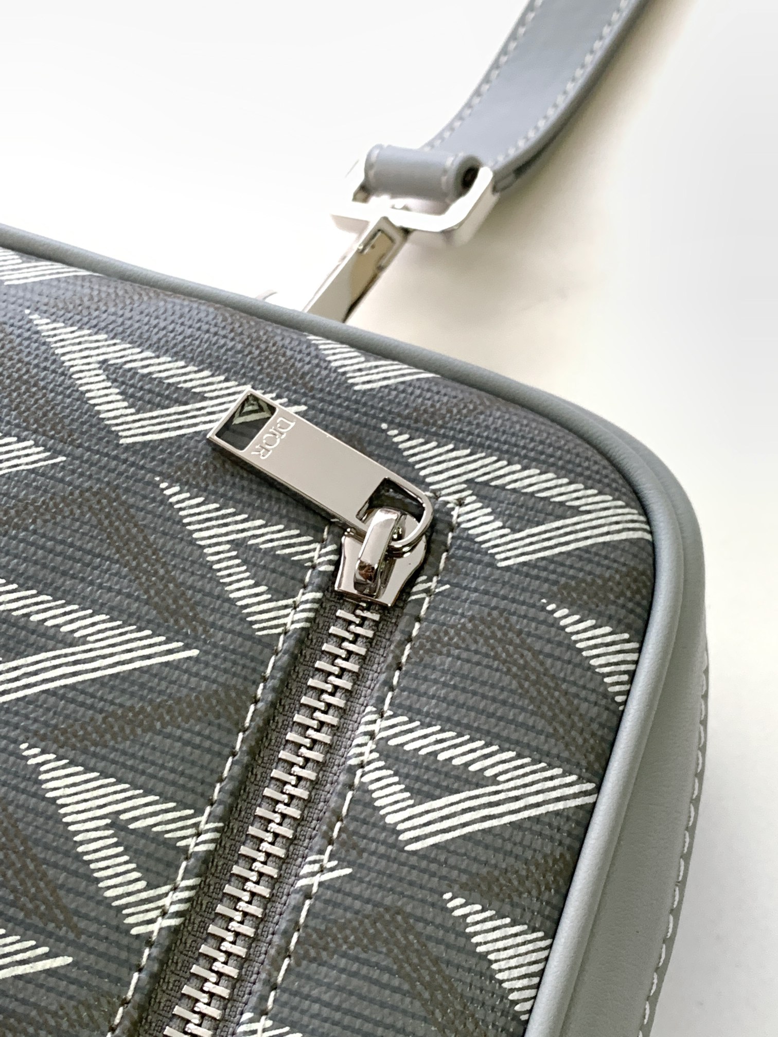 D*or pouch-24 x 15.5 x 5.5cm