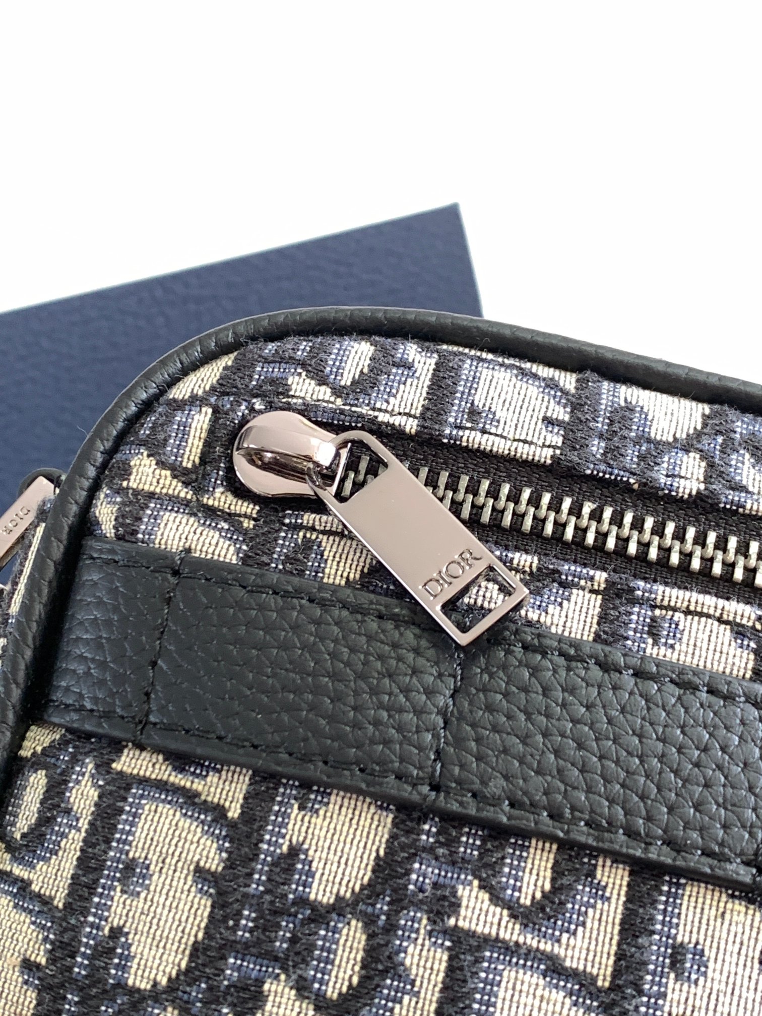 D*or safari messenger bag-17 x 12.5 x 4cm