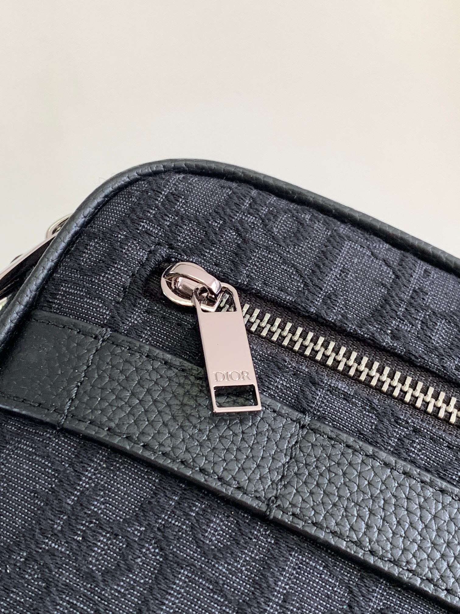 D*or safari messenger bag-26 x 17 x 7cm