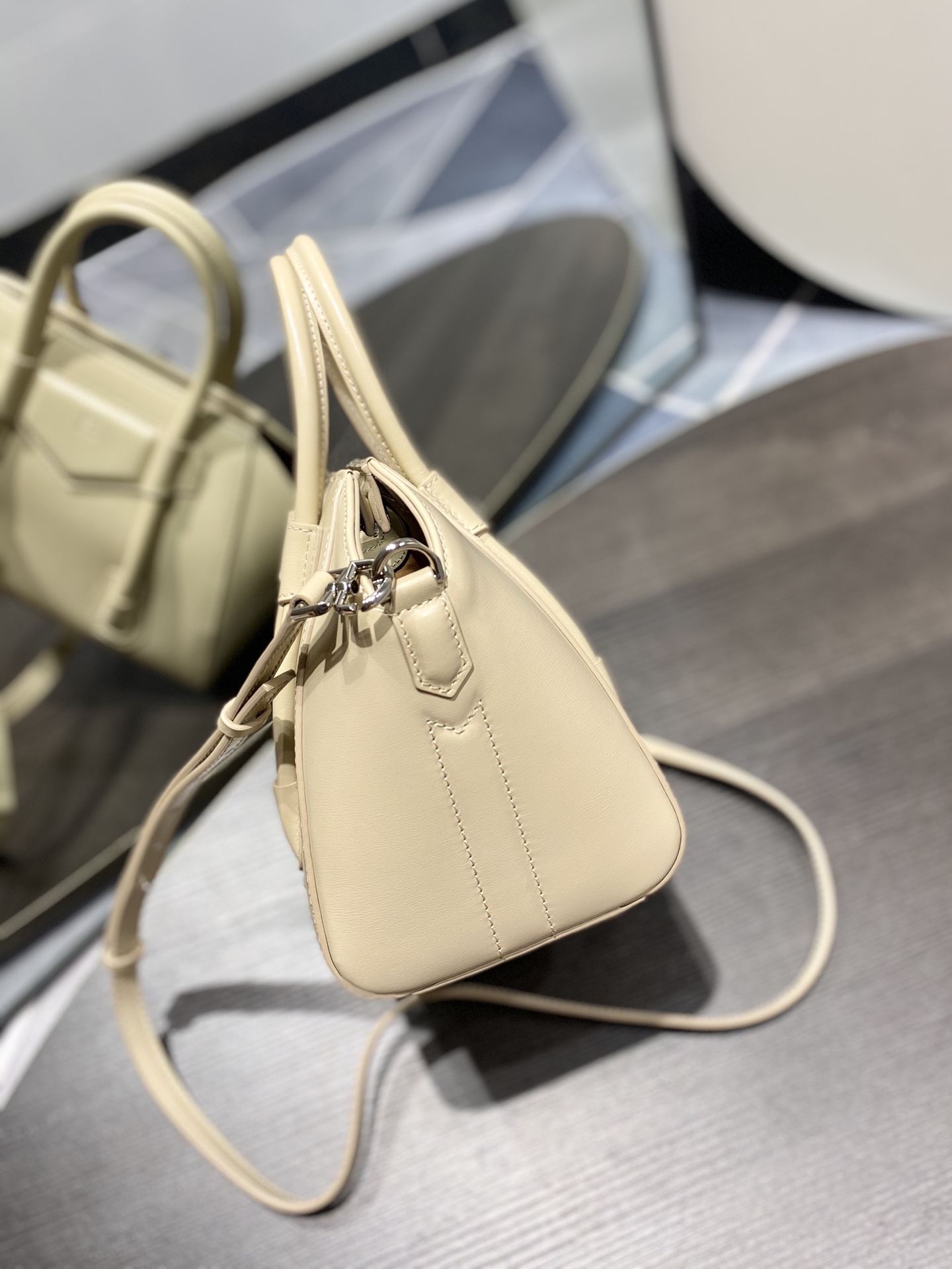 G1uenchy antigona tote-22*20*13cm