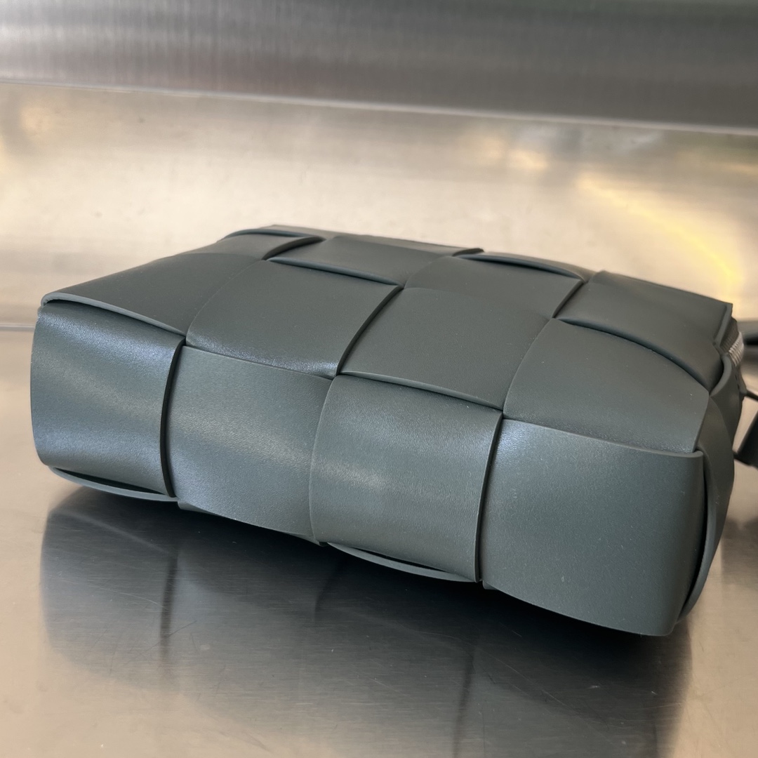 bo*te*ga Ve*ne*ta camera bag-20x15x5cm