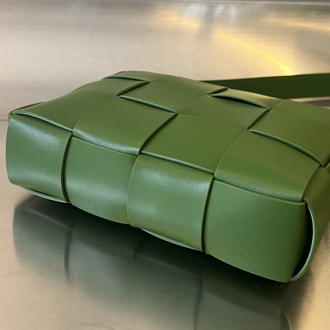 bo*te*ga Ve*ne*ta camera bag-20x15x5cm