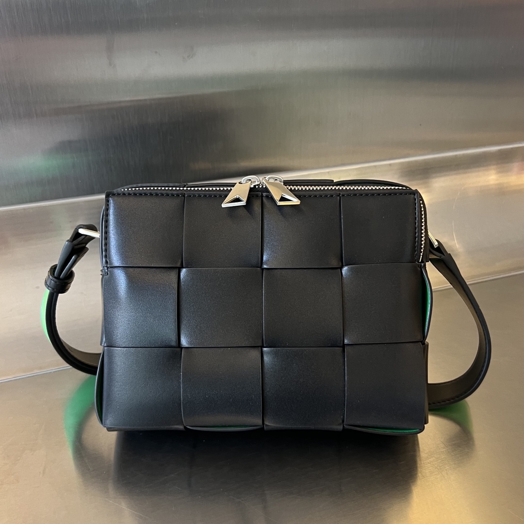 bo*te*ga Ve*ne*ta camera bag-20x15x5cm