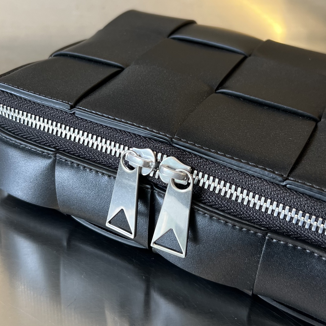 bo*te*ga Ve*ne*ta camera bag-20x15x5cm