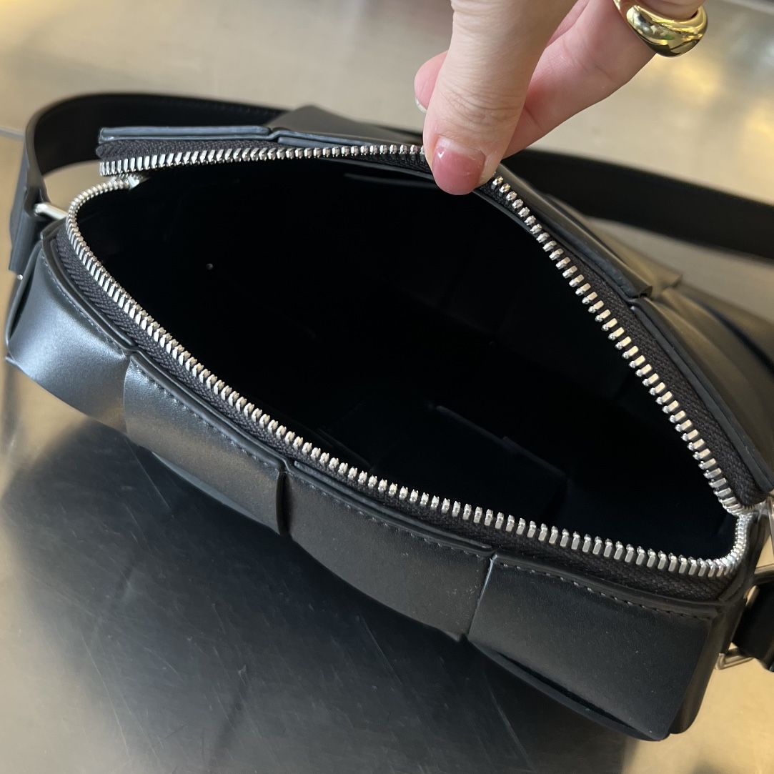 bo*te*ga Ve*ne*ta camera bag-20x15x5cm