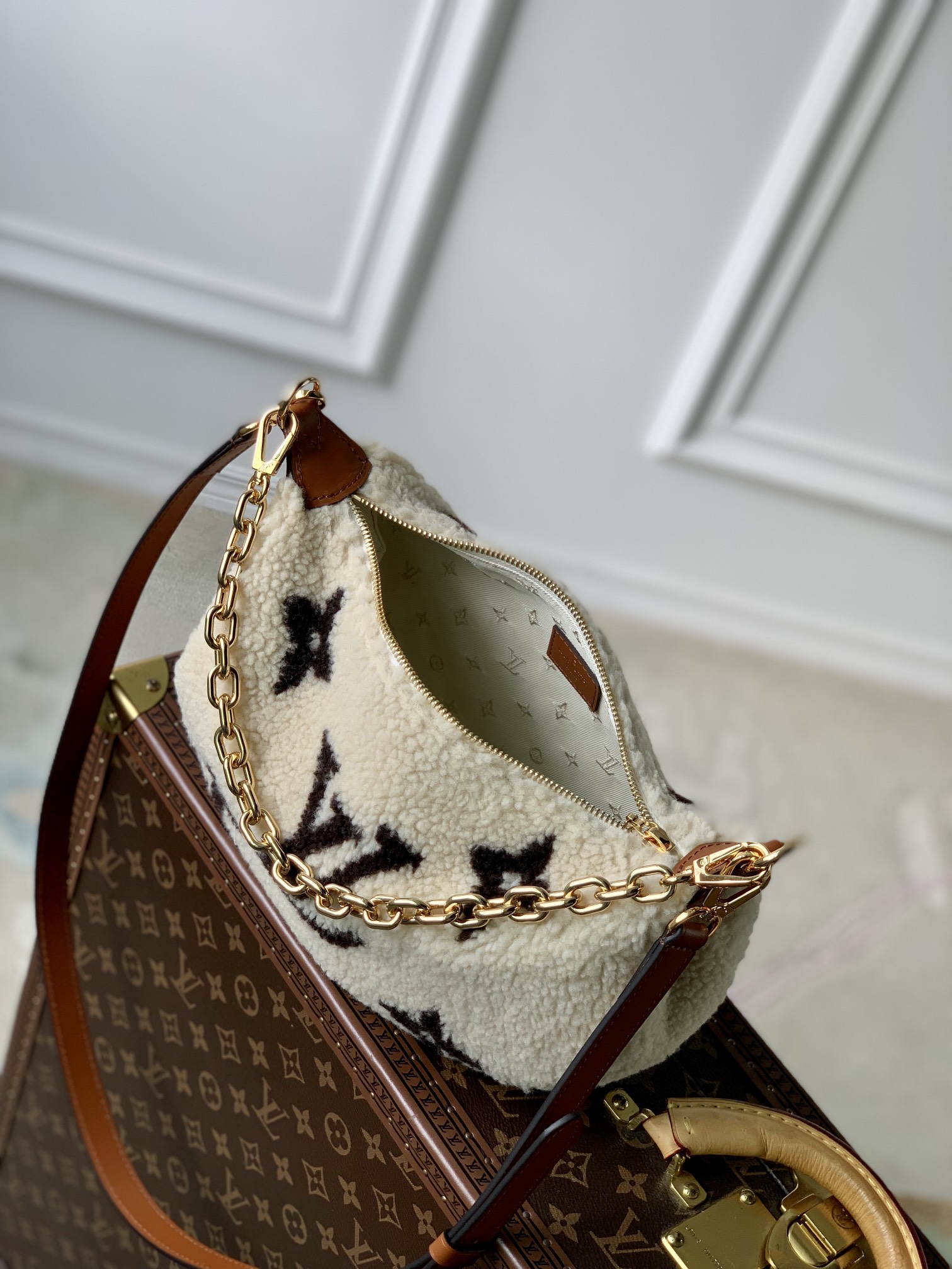 l0*is V*t0n over the moon handbag-27.5*16*7cm