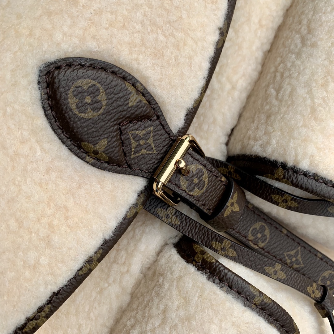 l0*is V*t0n backpack m23384-31*31*17cm