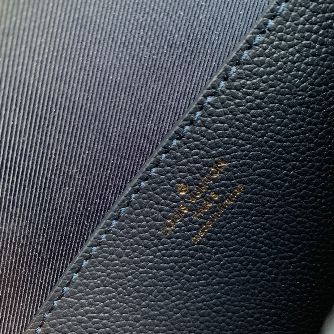 l0*is V*t0n wallet on chain-22 x 15 x 5.5cm