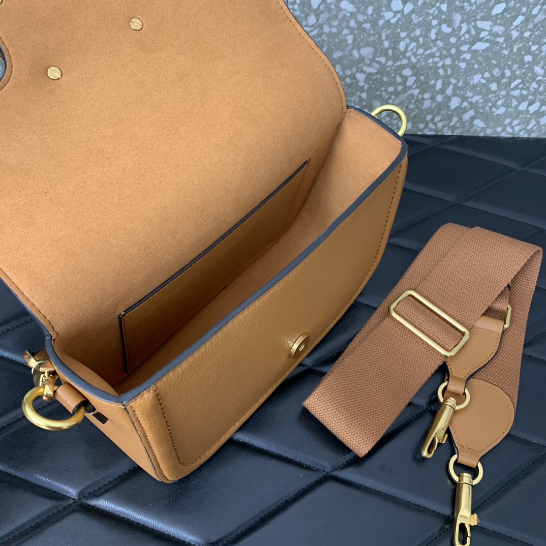 Va1e*ntin0 garavani allnite bag-23.5✖️18✖️8cm