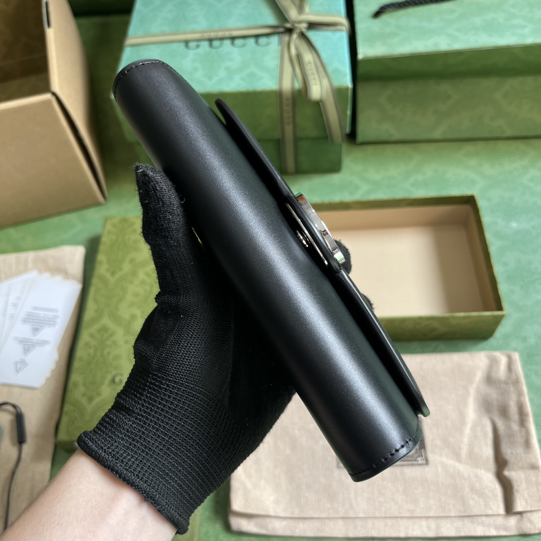 G*u*i wallet-18*19cm