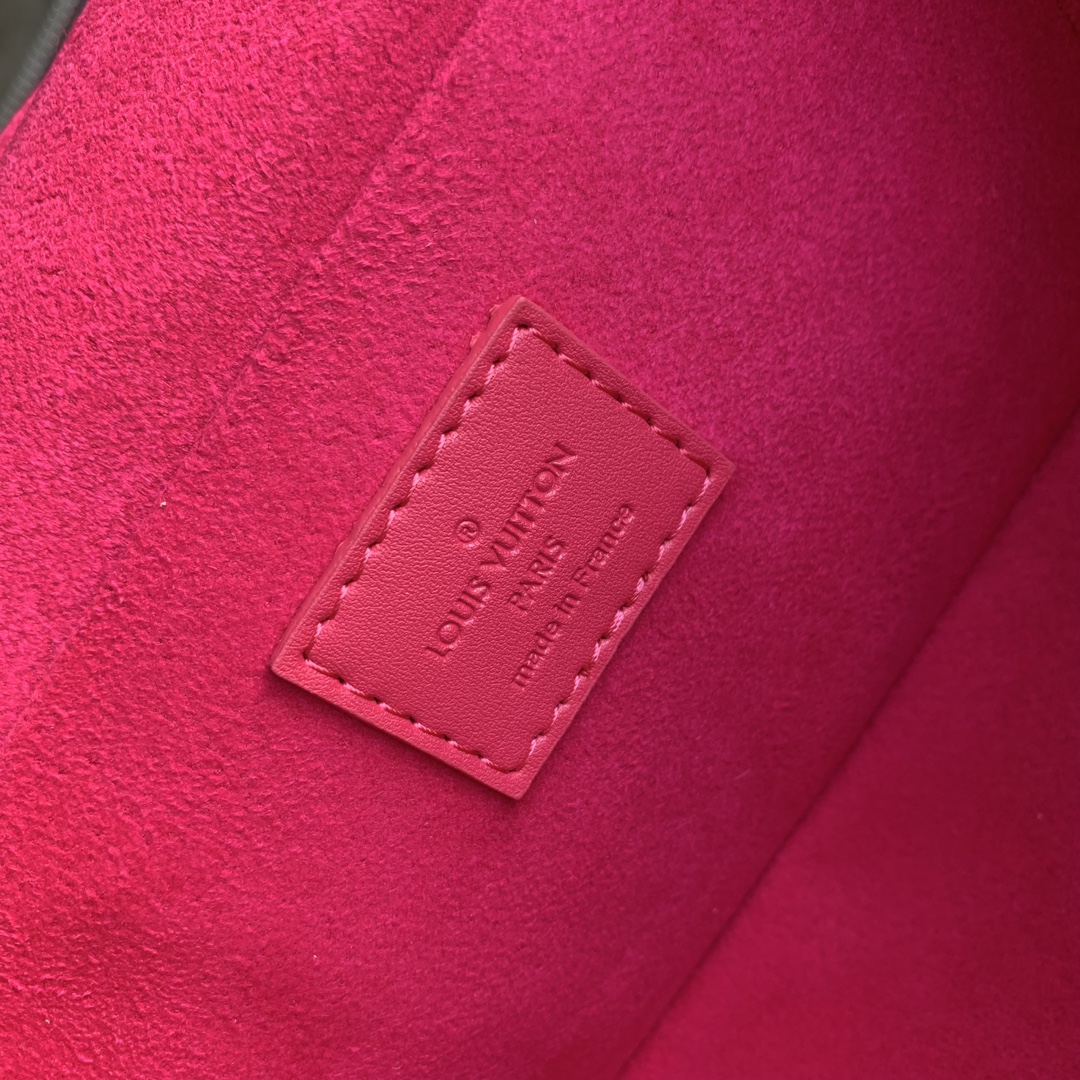 l0*is V*t0n nice cosmetic bag