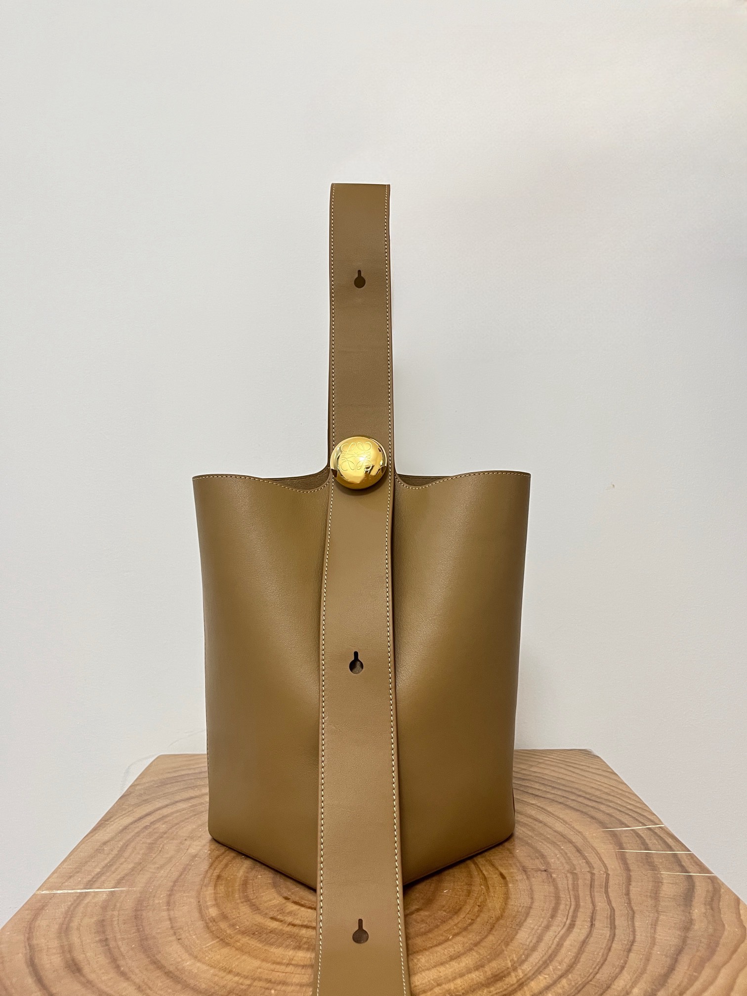 L0ew* pebble bucket bag-28*24*23cm