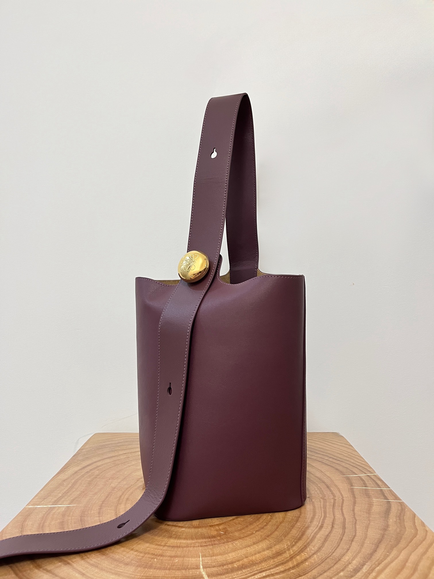 L0ew* pebble bucket bag-28*24*23cm